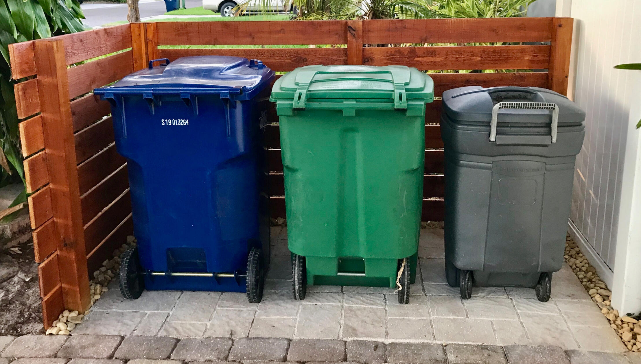 Trash can concealing